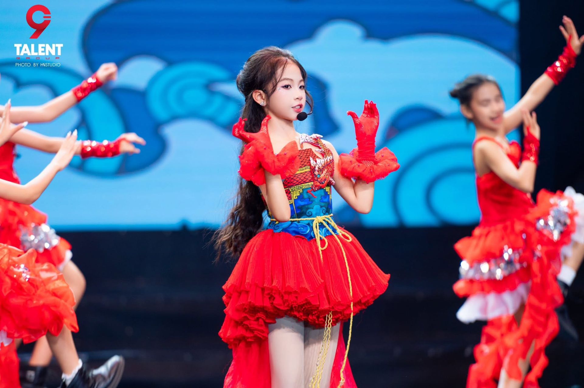 Nguyễn Thanh Ngọc tự tin thể hiện ca khúc “Năm qua đã làm gì” trên sân khấu