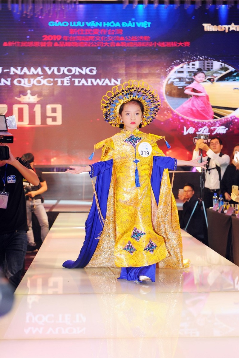 Mẫu nhí Vũ Lê Thư: Chuyên nghiệp từ thần thái đến bước đi trên sàn catwalk