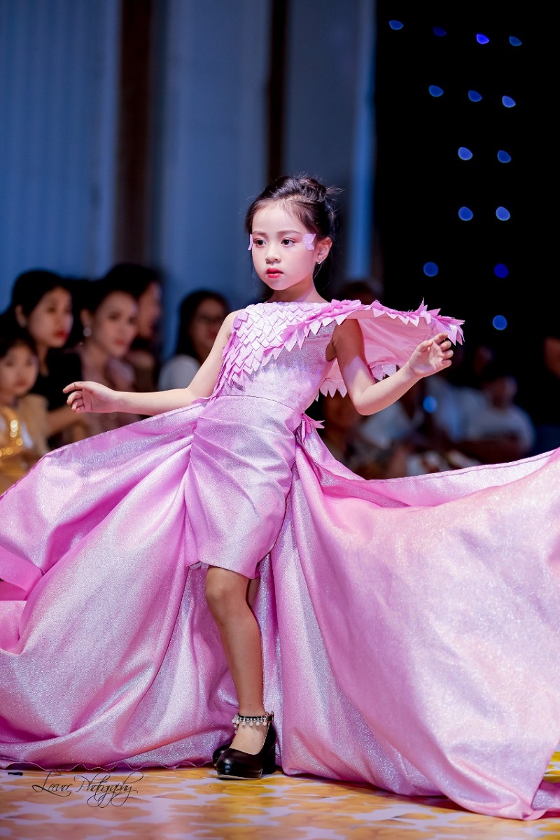 Mẫu nhí Vũ Lê Thư: Chuyên nghiệp từ thần thái đến bước đi trên sàn catwalk